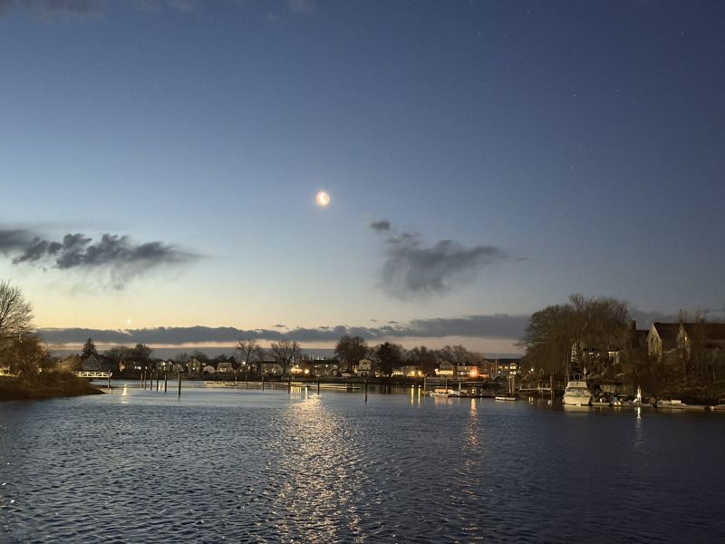Image for the Tweet beginning: The Waning Crescent Moon over
