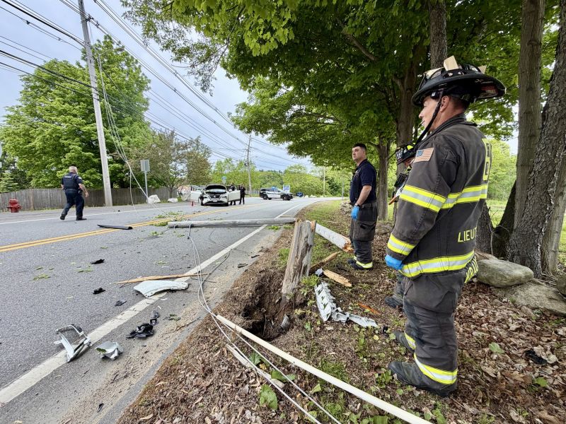 Image for the Tweet beginning: Pole down, car probably totaled,