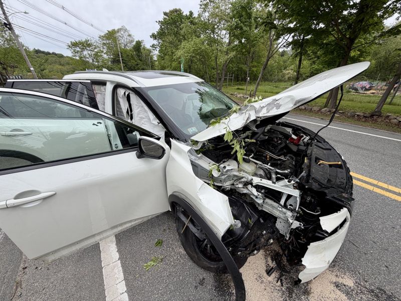 Image for the Tweet beginning: Pole down, car probably totaled,