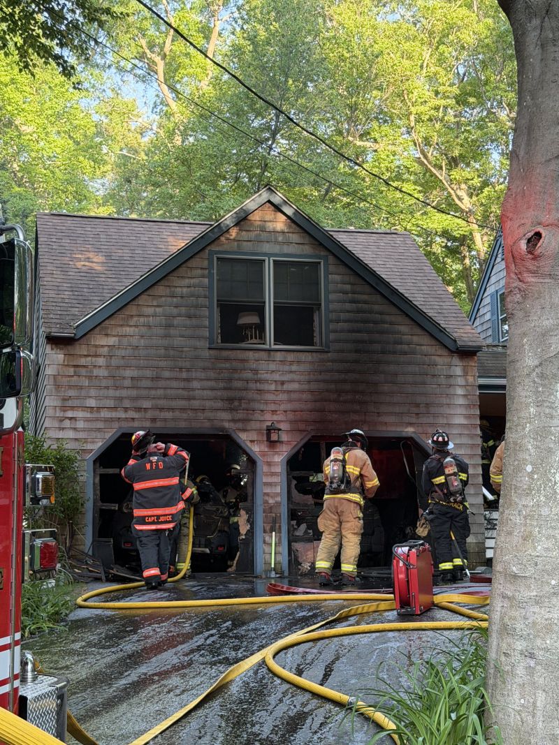 Image for the Tweet beginning: Working fire in Hamilton, no