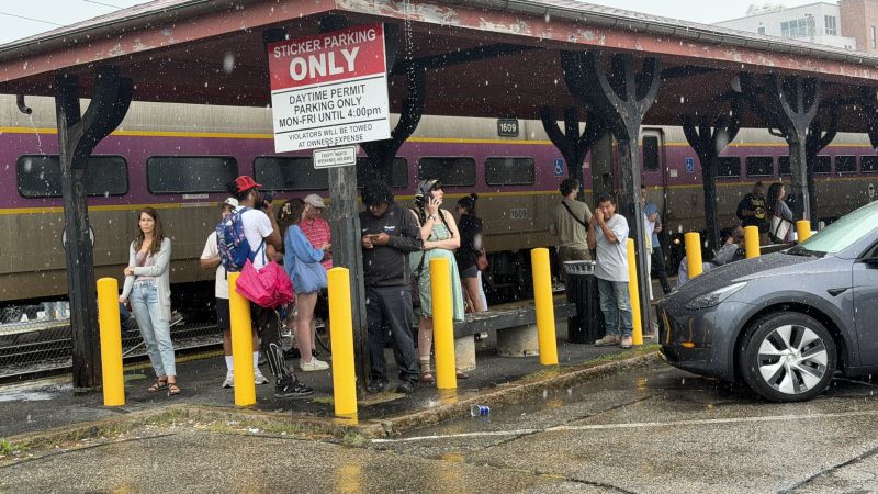 Image for the Tweet beginning: Commuter Rail problems in Beverly.