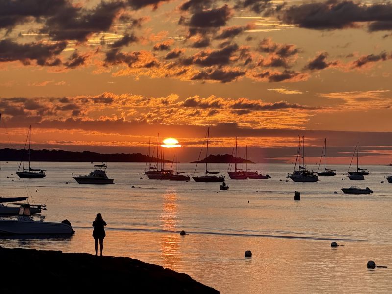 Image for the Tweet beginning: Suns up. #boston @kellyannwx @EnteringBeverly